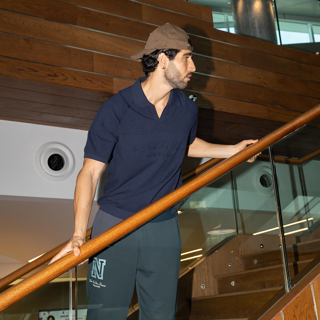 قميص بولو محبوك للجامعة