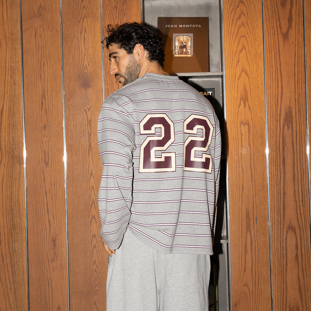 قميص جامعي بأكمام طويلة